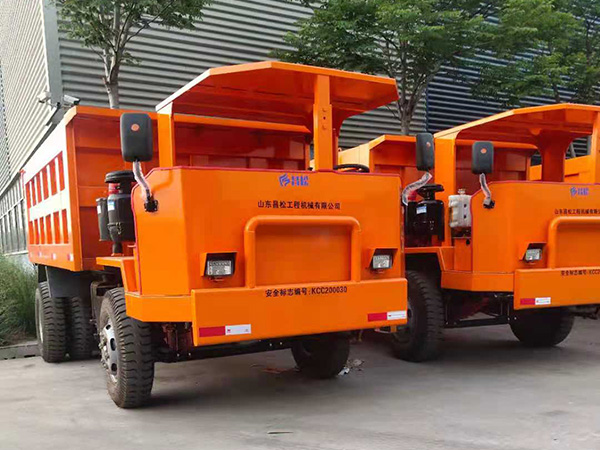 矿用运输车