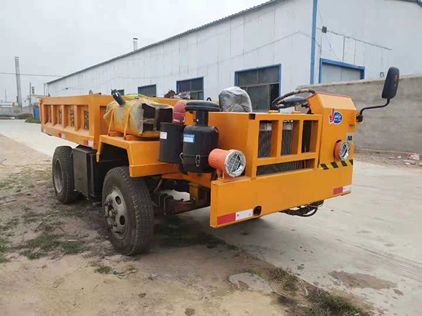 矿用运输车
